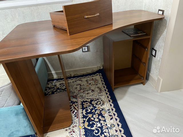 Стол и кресло