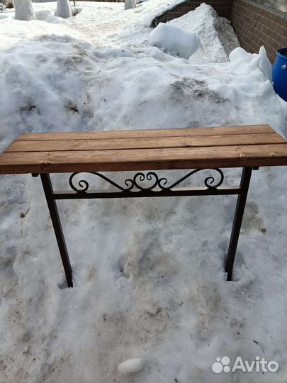 Стол и лавочка на кладбище