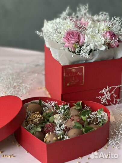 Клубника в шоколаде с цветами