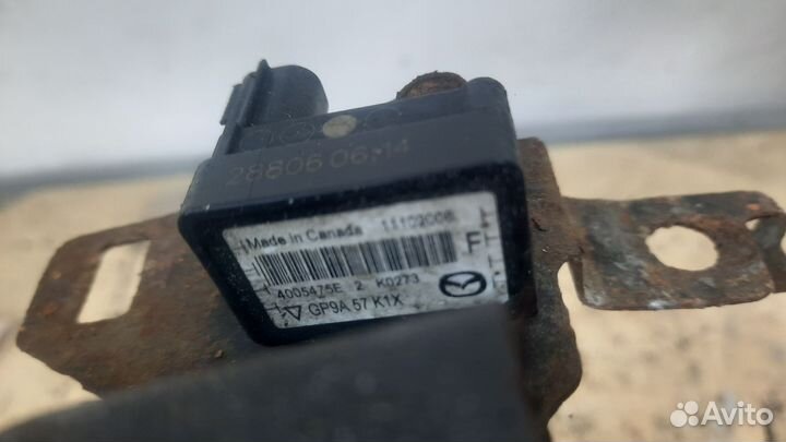 Кронштейн замка капота с датчиком удара. cx-7