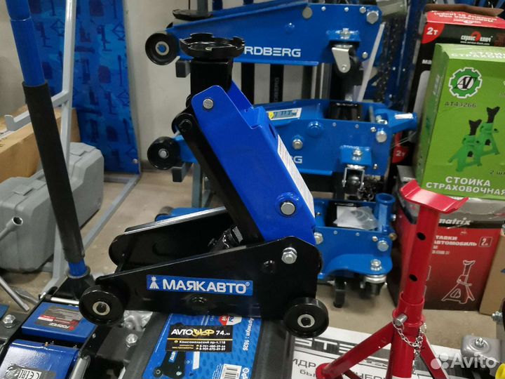 Домкрат подкатной 2.5 тонны 145-400 мм