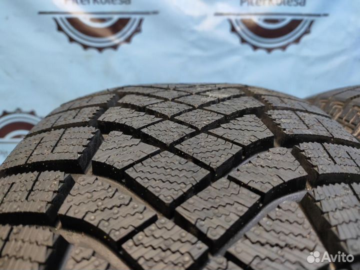 Pirelli Ice Zero FR 215/60 R16 94R