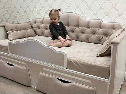 Детская кроватка диванчик с каретной стяжкой