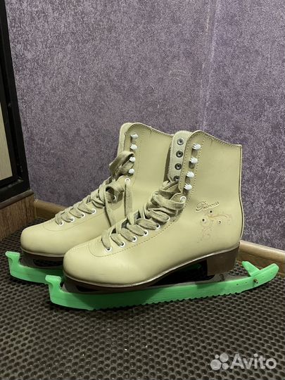 Коньки фигурные женские 39 размер