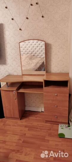 Туалетный столик с зеркалом/Стол для макияжа