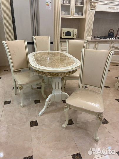 Стол со стульями