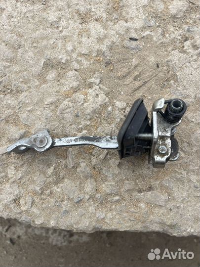 Ограничитель двери задней правой renault sandero 2