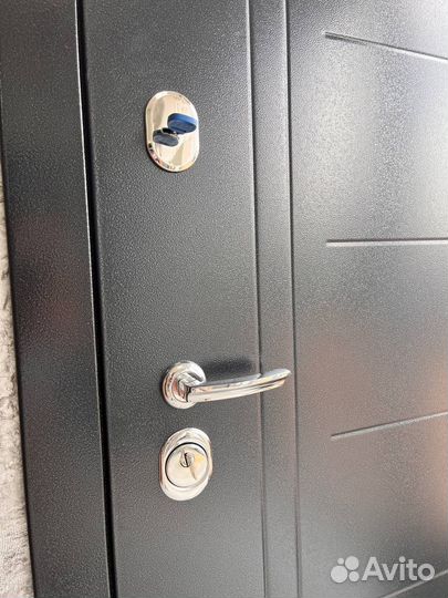 Входная дверь с зеркалом