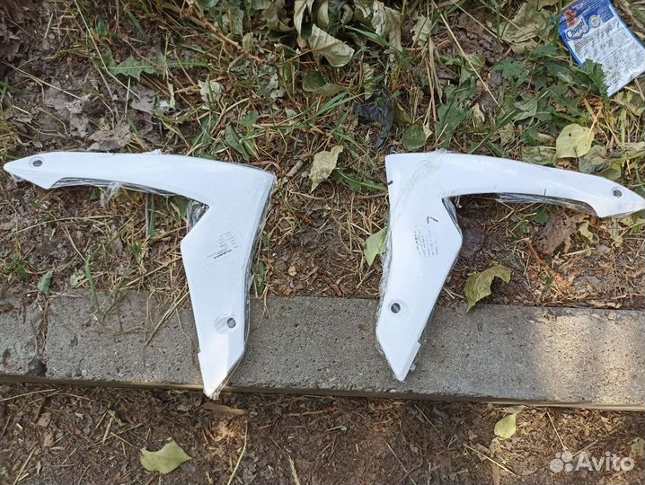 Пластик передний, правый-левый, bse z5 до 2020года