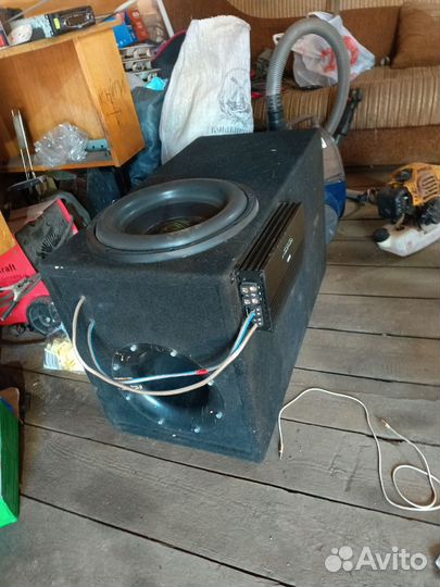 Сабвуфер и усилитель в автомобиль