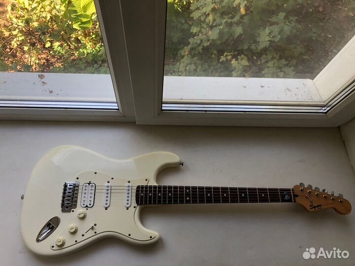 Электрогитара Squier Bullet Strat