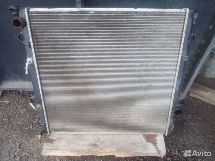 Радиатор охлаждения на Lexus GX460