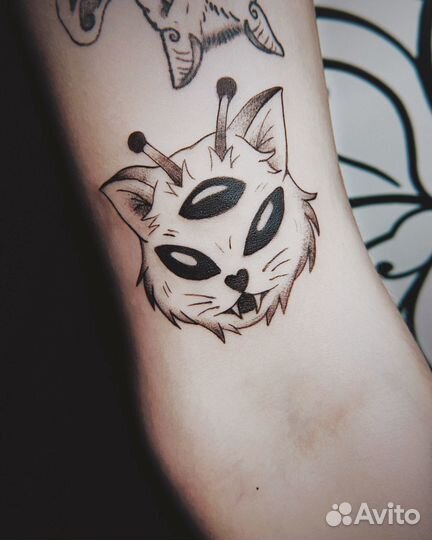 Тату-мастер черной концептуальной татуировки (Пите