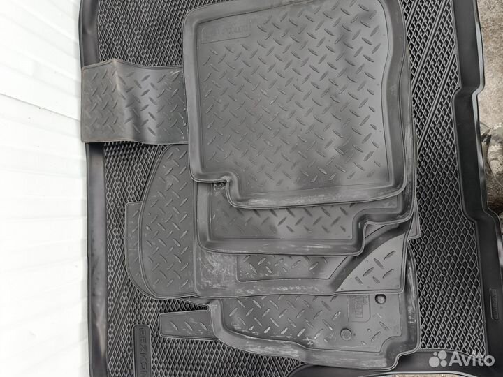 Полиуретановые коврики на Митсубиси Аутлендер