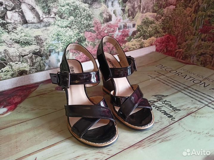 Черные лаковые босоножки на танкетке 36 размер