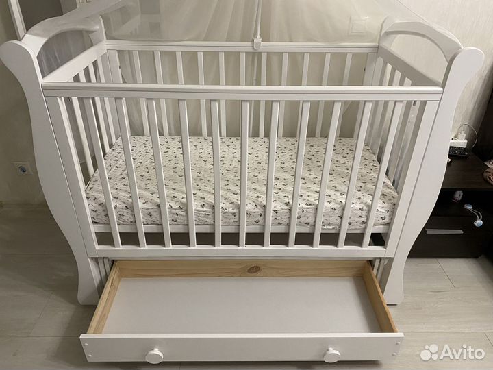 Детская кроватка с маятником и ящиком
