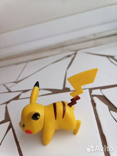 Пикачу 10 см + пьедестал, стреляющий шайбами