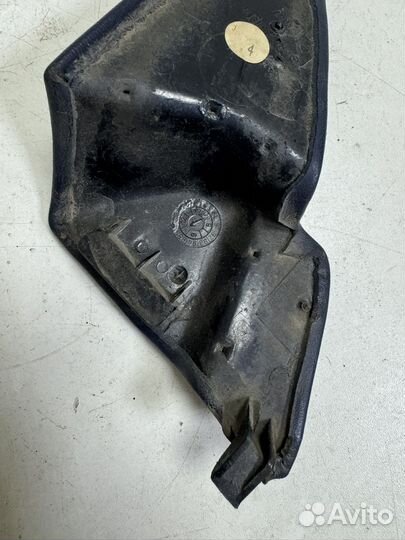 Правый уголок зеркала Mercedes W124