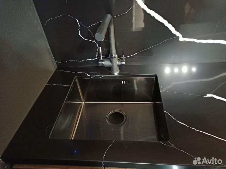 Столешница на кухню из кварцевого камня Авант