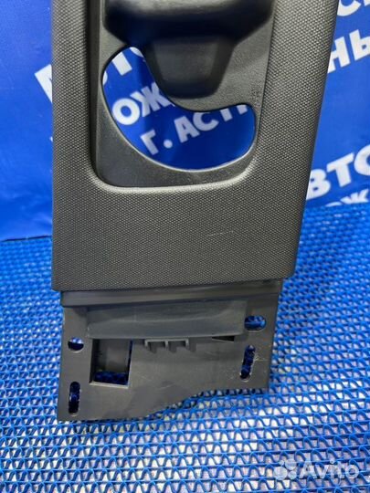 Обшивка средней стойки Ford Explorer внедорожник