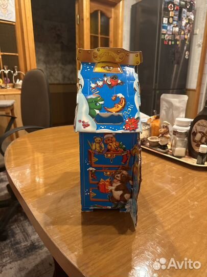 Коробка из плотного картона для подарка