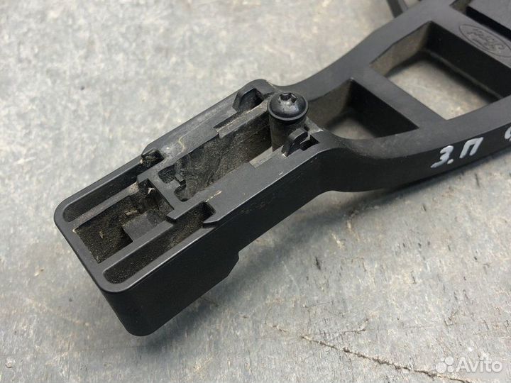 Кронштейн ручки наружный задний правый Ford Focus