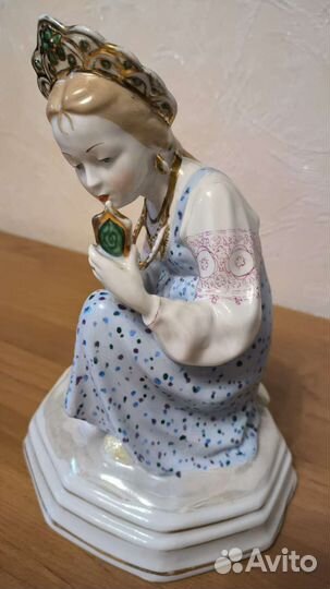 Фарфоровая статуэтка 