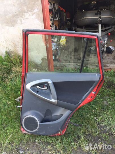 Задняя дверь toyota rav4 xa30
