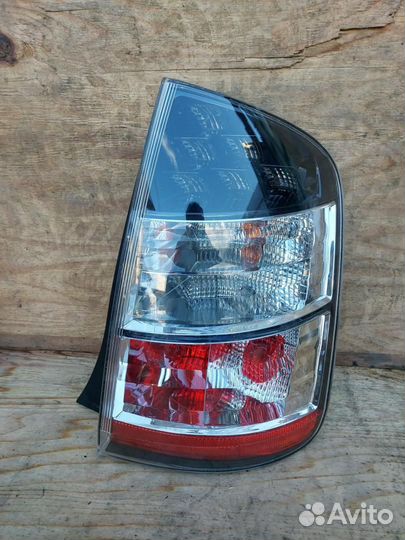 Фонарь задний правый Toyota Prius 2 NHW20 2005