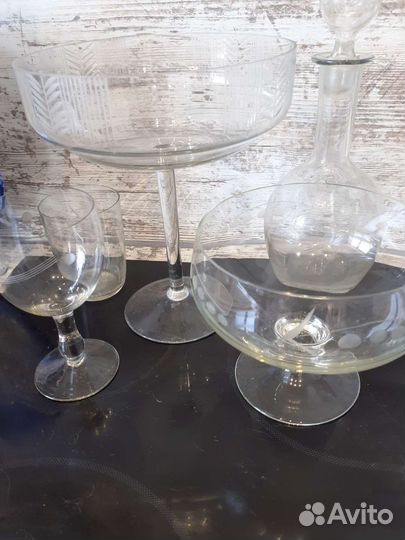 Вазы их стекла на ножке с рисунком,бокал,штоф