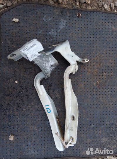 Петля капота Nissan Tiida C11