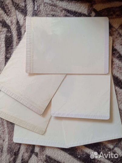 Пластиковые постеры на клеевой основе