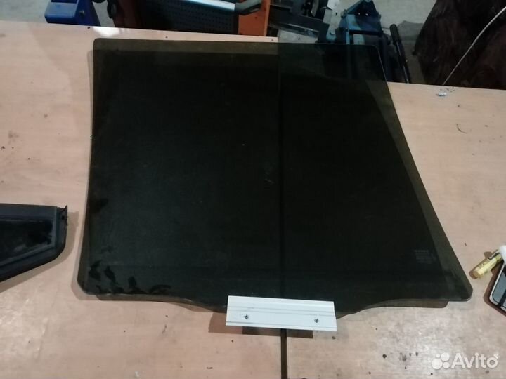 Стекло левое Вольво хс90 03-14