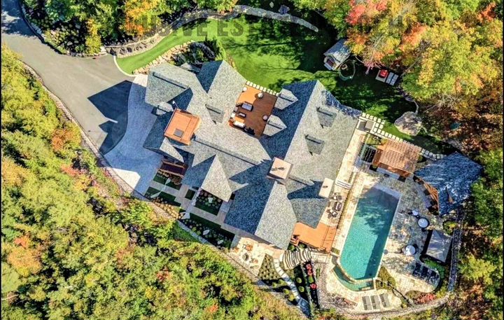 Коттедж 1254 м² на участке 76,5 сот.