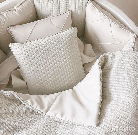 Вязанный комплект бортиков в кроватку с одеялом