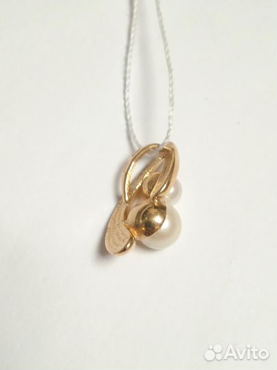Золотая подвеска с камнем