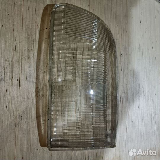 Стекло фары Toyota Hiace 1999г