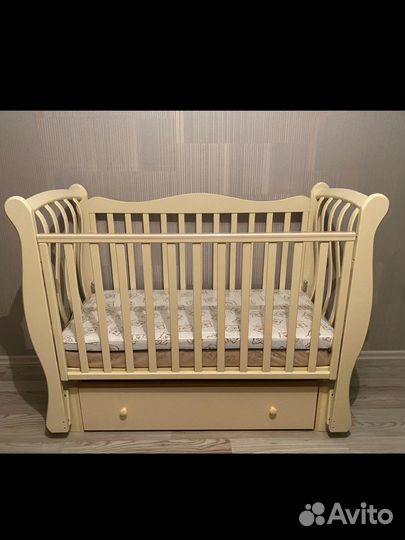 Детская кроватка с универсальным маятником