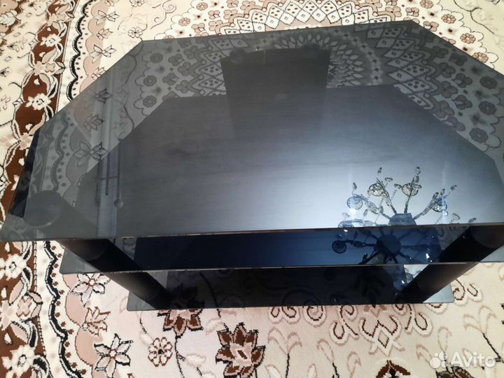 Стеклянная тумба под тв