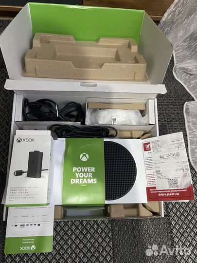 Xbox series s + аккумулятор для гемпада