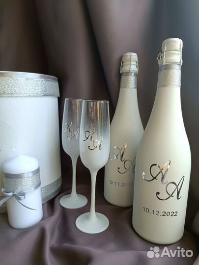 Свадебное шампанское, бокалы, свечи, очаг