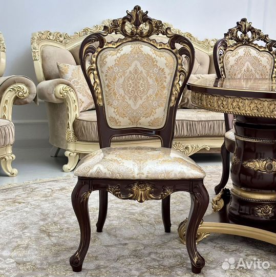 Стол и стулья в гостиную. В наличии