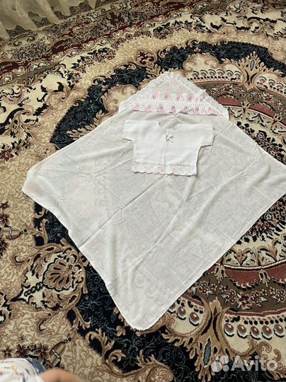 Уголок пеленка и распашонка и шапочка