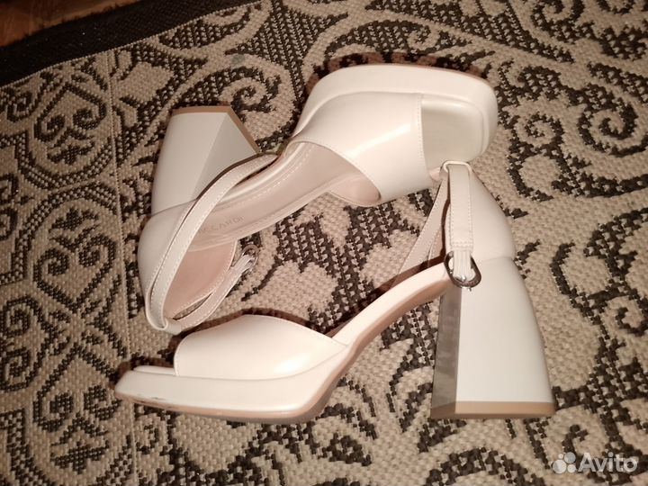 Туфли женские на толстом каблуке