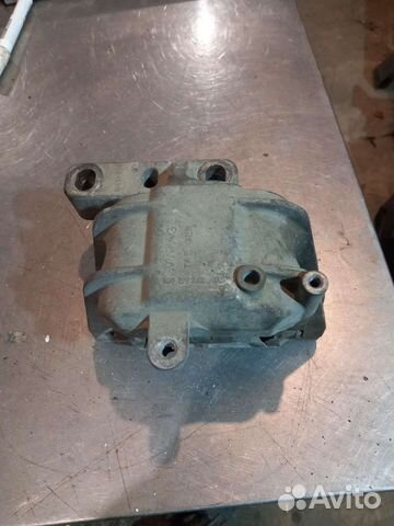 Подушка крепления двигателя VW Jetta 5