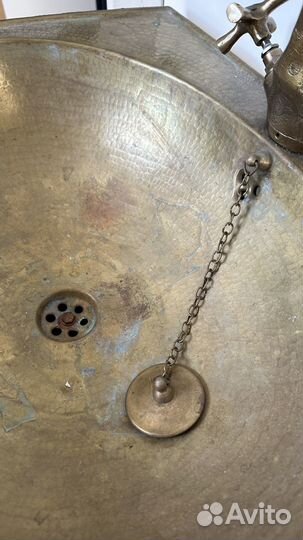 Раковина на постаменте с краном. Металл