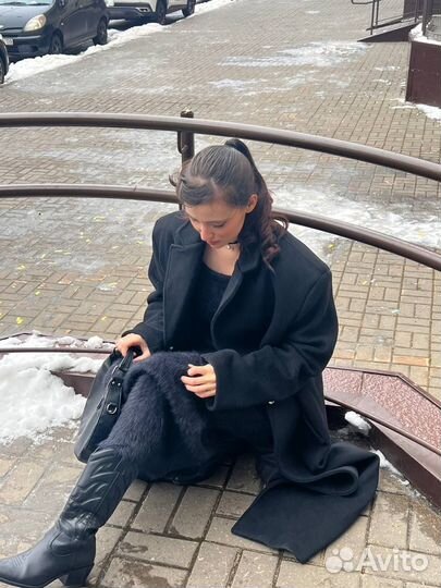 Верхняя женская одежда: пальто, платье и сумка