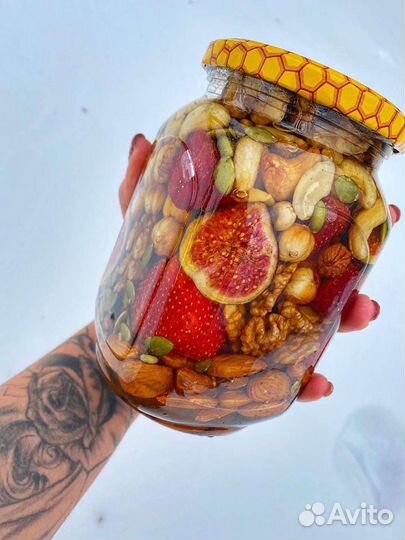 Орехи,натуральный мёд,клубника-инжир