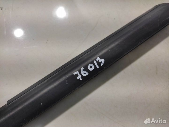 Уплотнитель стекла (передний, левый, внешний)