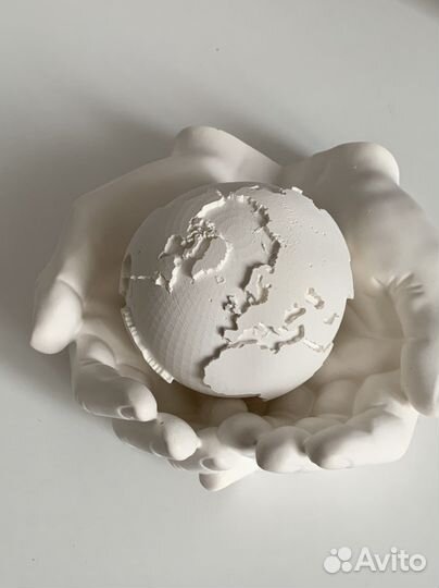 Кашпо руки «весь мир в руках человека»